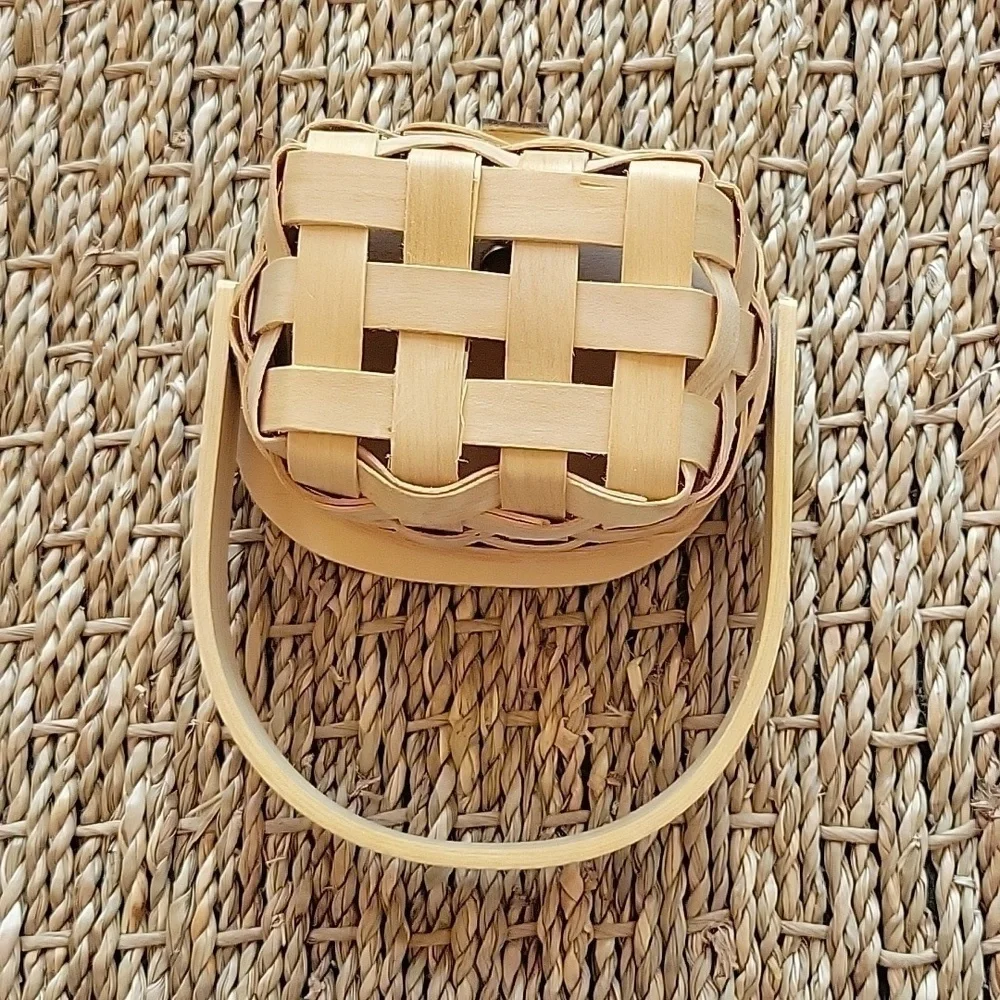 MINIATURE wicker basket with lid and handle. Very cute.